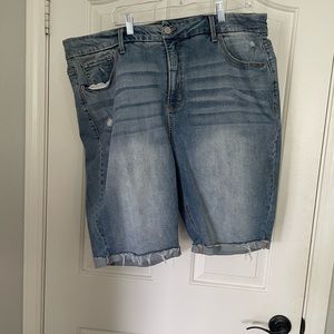 Preloved Jean shorts size 22W
